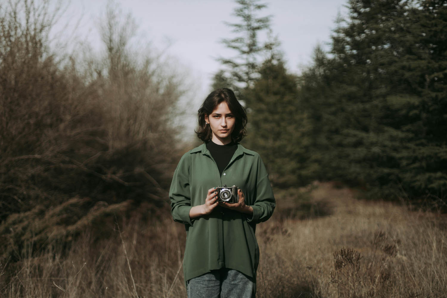 lady with mirrorless camera