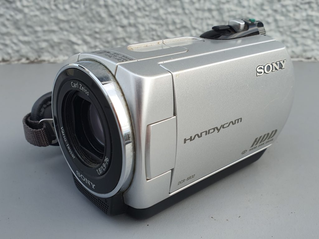 SONY_DCR-SR32_Hanydcam_with_hard_disk_drive,_nightshot_plus,_40x_optical_zoom