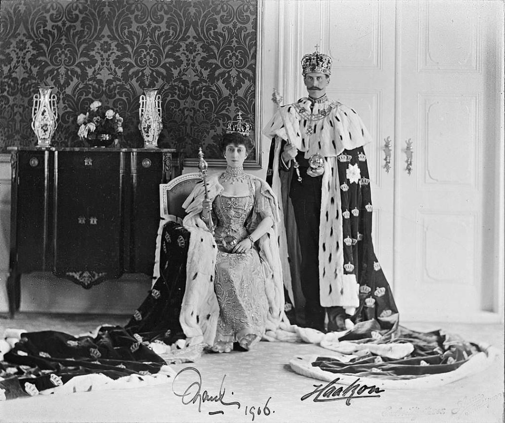 standard_compressed_Queen_Maud_and_King_Haakon_VII__1906-store-norse-leksikon