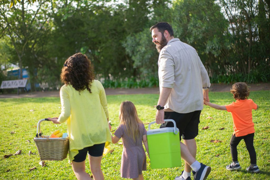 lifestyle photography full family going for picnic