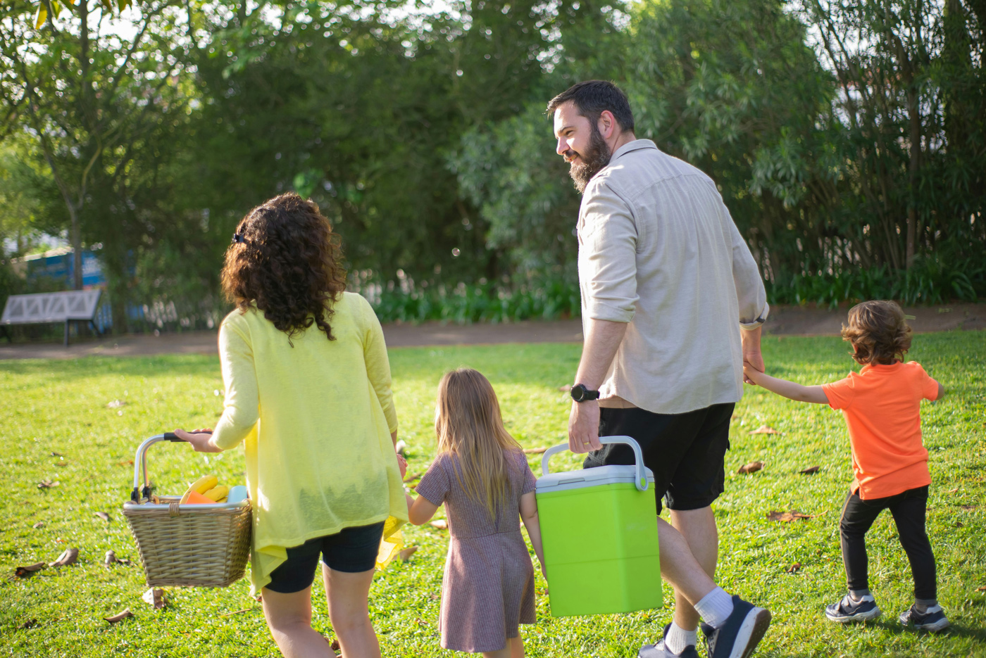 lifestyle photography full family going for picnic